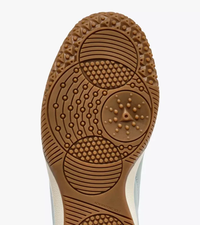 Gold Indoor Metal Sneakers in pelle in stile terrace Gold Indoor Metal Sneakers in pelle in stile terrace