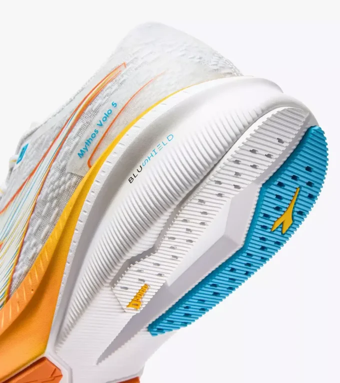 Mythos Blushield Volo 5 Scarpa da running – Stabilità e leggerezza