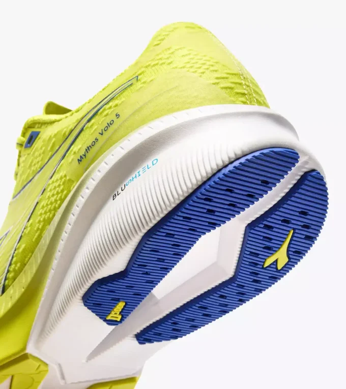 Mythos Blushield Volo 5 Scarpa da running – Stabilità e leggerezza