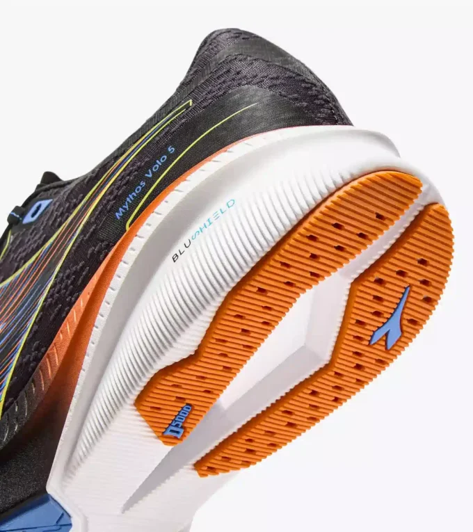 Mythos Blushield Volo 5 Scarpa da running – Stabilità e leggerezza
