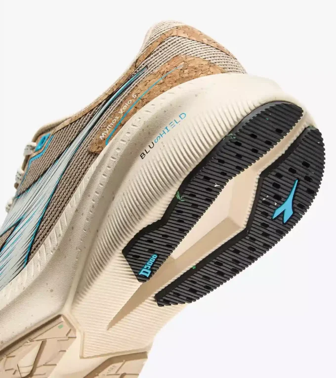 Mythos Blushield Volo 5 W 2030 Scarpa da running a basso impatto ambientale – Stabilità e leggerezza