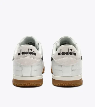 Sneakers in pelle ispirate alla terrazza interna di Seoul