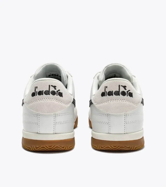 Sneakers in pelle ispirate alla terrazza interna di Seoul