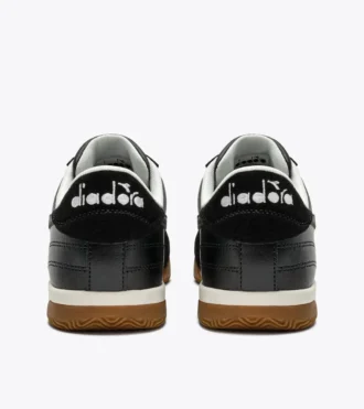 Sneakers in pelle ispirate alla terrazza interna di Seoul