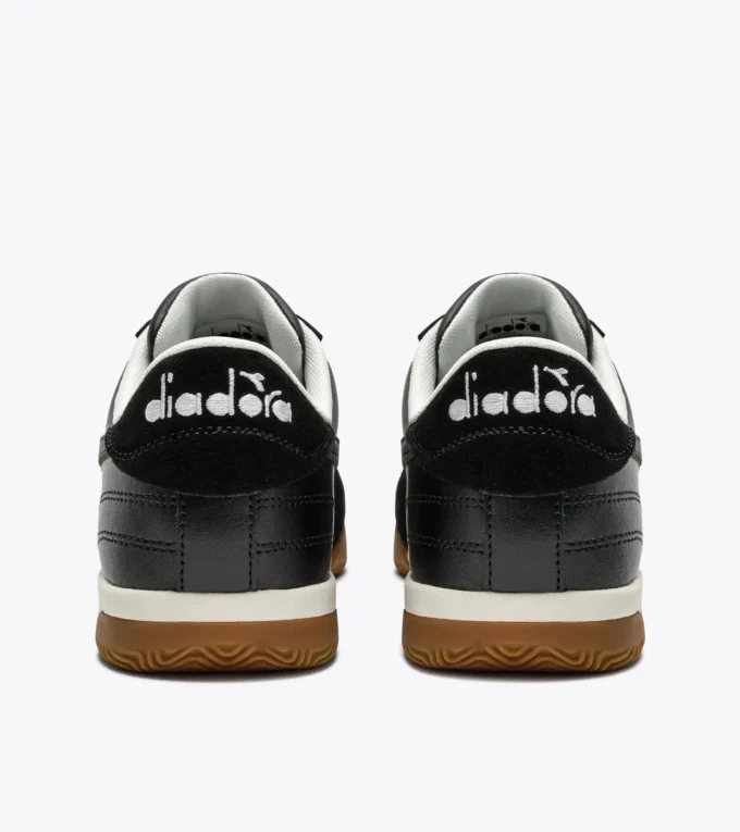 Sneakers in pelle ispirate alla terrazza interna di Seoul