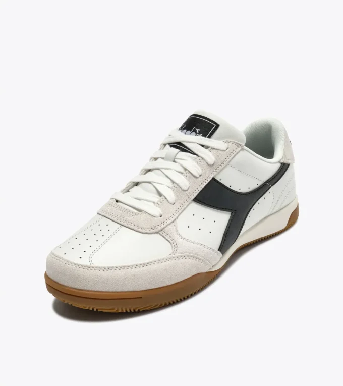 Sneakers in pelle ispirate alla terrazza interna di Seoul