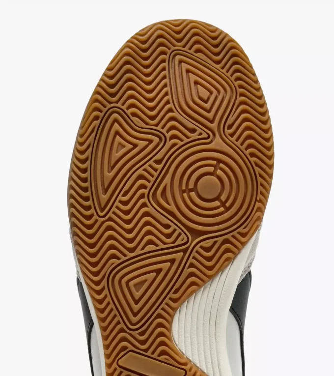 Sneakers in pelle ispirate alla terrazza interna di Seoul