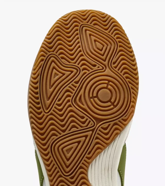 Sneakers in pelle ispirate alla terrazza interna di Seoul