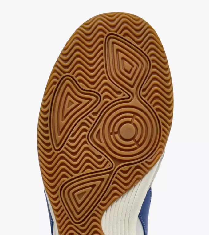 Sneakers in pelle ispirate alla terrazza interna di Seoul