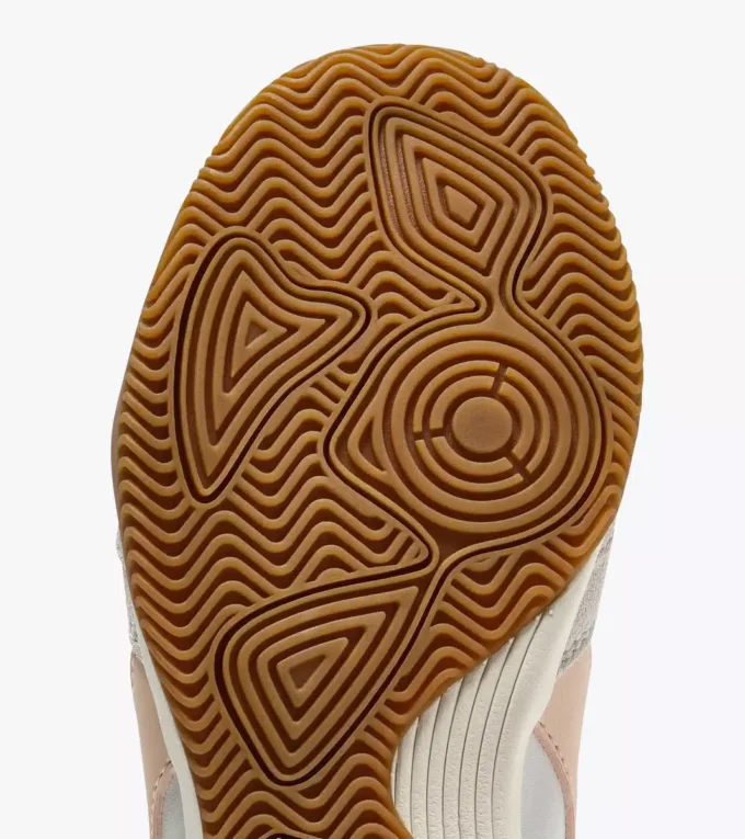 Sneakers in pelle ispirate alla terrazza interna di Seoul