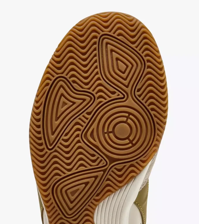 Sneakers in pelle ispirate alla terrazza interna di Seoul