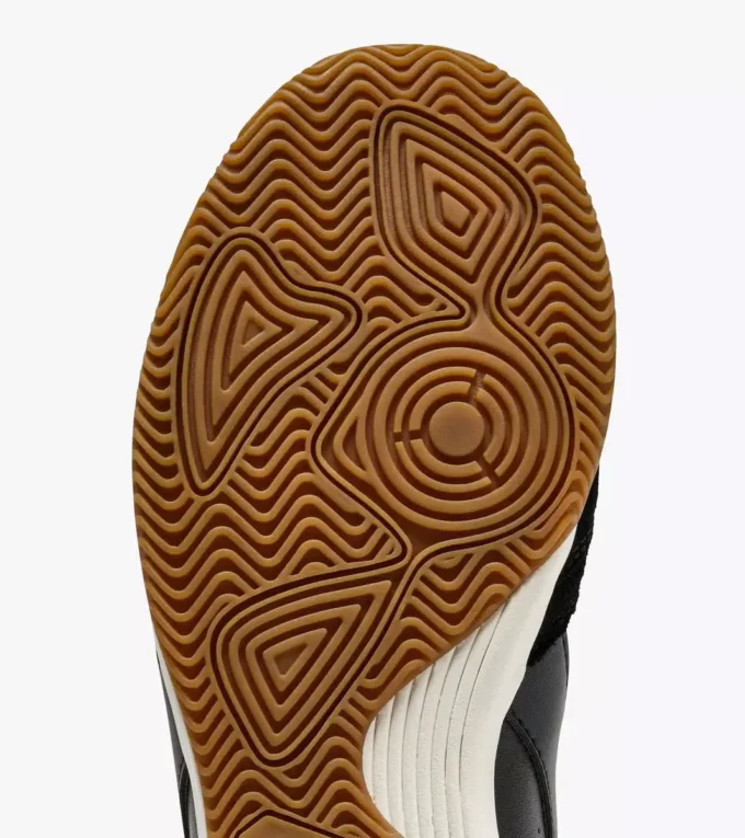 Sneakers in pelle ispirate alla terrazza interna di Seoul