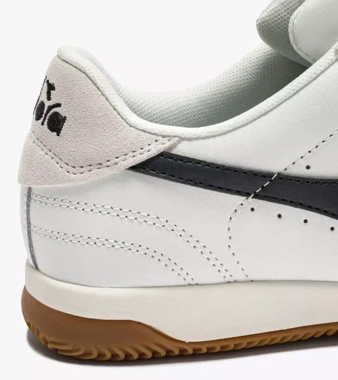 Sneakers in pelle ispirate alla terrazza interna di Seoul