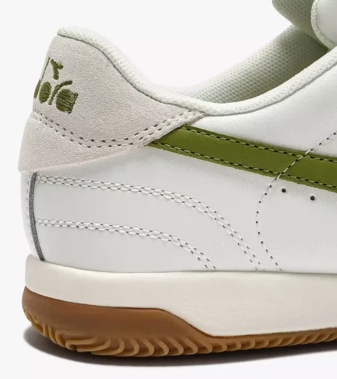 Sneakers in pelle ispirate alla terrazza interna di Seoul