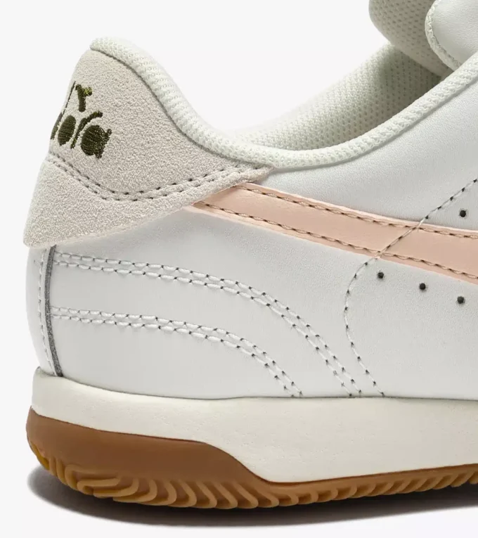 Sneakers in pelle ispirate alla terrazza interna di Seoul