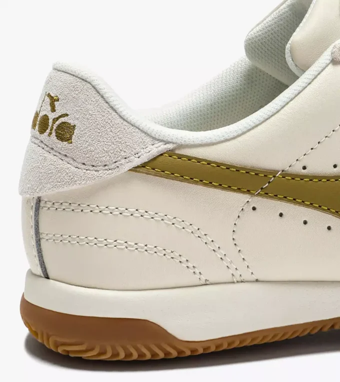 Sneakers in pelle ispirate alla terrazza interna di Seoul