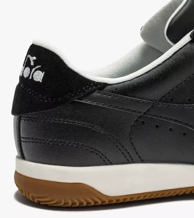 Sneakers in pelle ispirate alla terrazza interna di Seoul