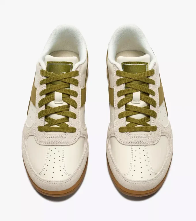 Sneakers in pelle ispirate alla terrazza interna di Seoul