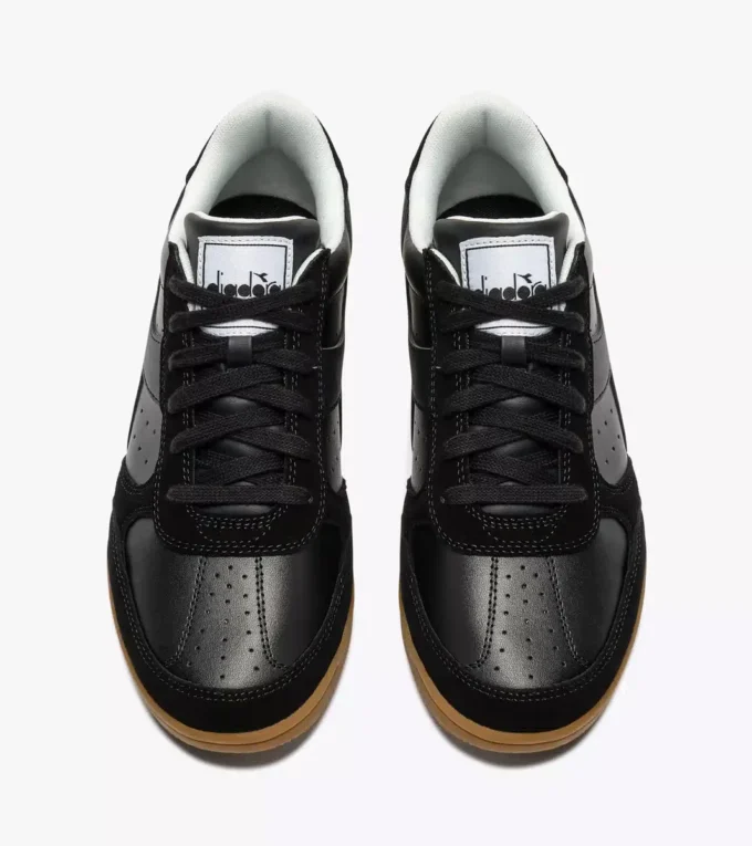 Sneakers in pelle ispirate alla terrazza interna di Seoul